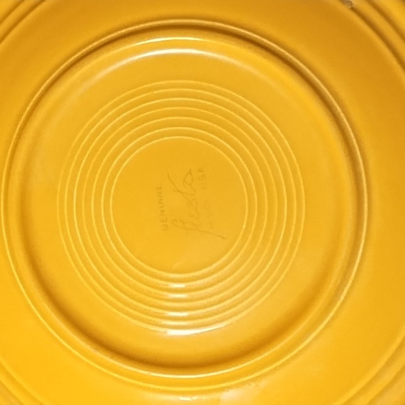 Bundle of 2 Fiesta older yellow color luncheon plates 9 1/4" - Picture 4 of 5